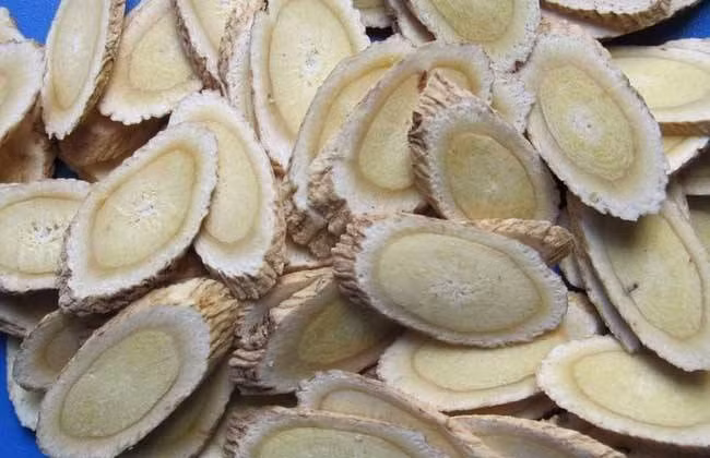 Mùa Thu do thời tiết hanh khô, độ chênh lệch của thời tiết trong ngày là tương đối lớn nên rất dễ ho khan. Để giảm tình trạng này nên uống trà hoàng cầm với mật ong sẽ giúp tư âm nhuận phổi, tăng cường sức đề kháng và chức năng của phổi, phòng bệnh ho do nhiễm lạnh: Ảnh: qnong.