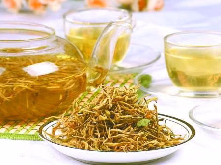 Trà kim nhân: Nếu bị nhiễm lạnh khiến bạn bị đầy hơi chướng bụng, có thể dùng chút hoa kim ngân cùng táo đỏ pha nước uống nóng sẽ giảm được triệu chứng này. Ảnh: qbaobei.