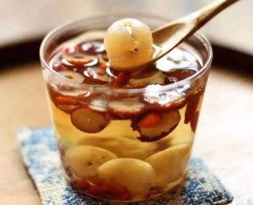 Ai kinh nguyệt rối loạn hoặc bị đau bụng kinh có thể dùng long nhãn pha với táo đỏ không chỉ giúp phục hồi lại năng lượng đã mất mà còn giúp phòng được các bệnh phụ khoa đơn giản. Ảnh: cbg.