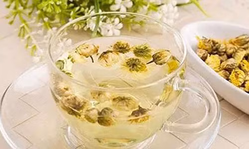 Trà hoa cúc: Nếu sáng thức dậy bạn cảm thấy kho cổ, rát họng, thậm chí nuốt thức ăn thấy đau bạn nên dùng trà hoa cúc nóng với chút đường phèn, uống liên tiếp trong vài ngày sẽ đỡ. Ảnh: 86ym.