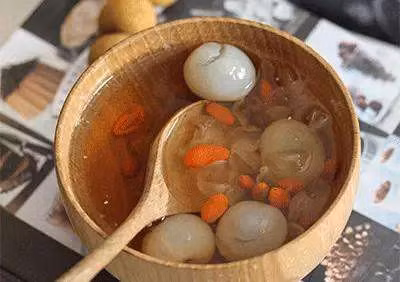 Trà long nhãn: Do thời tiết nên thời điểm này nhiều người thường gặp triệu chứng lạnh gan bàn tay gan bàn chân, bạn chỉ cần dùng long nhãn pha cùng 1 -2 lát gừng tươi uống để giữ ấm cơ thể, tăng cường sức đề kháng. Ảnh: makepolo.