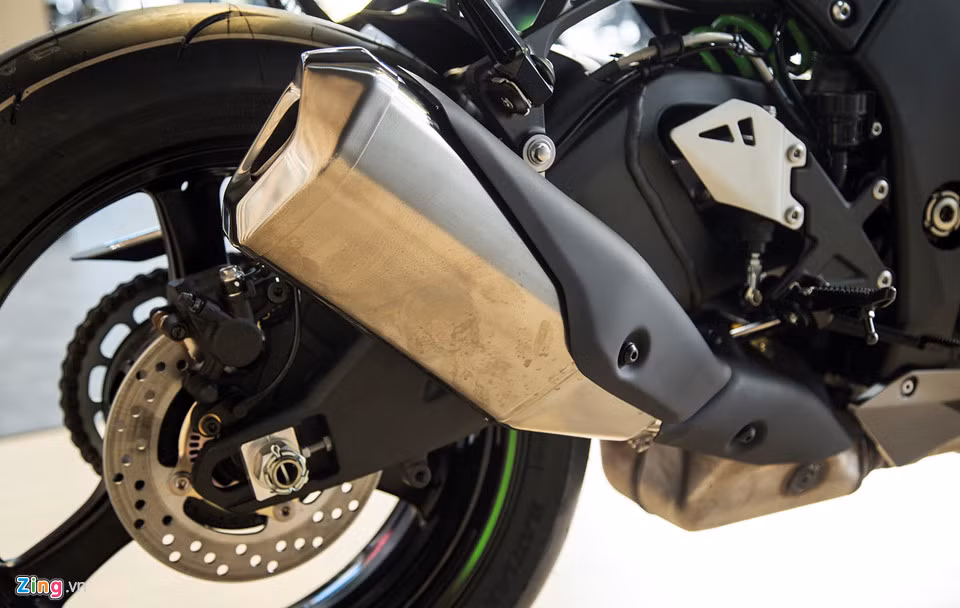 Hệ thống ống xả với tấm chắn nhiệt khá an toàn, đạt tiêu chuẩn Euro 4, lượng khí thải CO2 là 162 g/km, mức tiêu thụ nhiên liệu trung bình 5,9 lít/100 km.