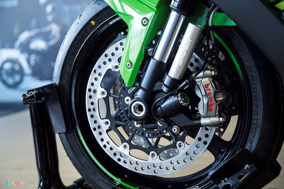 Hệ thống phanh đĩa kép phía trước đường kính 310 mm, kết hợp với phuộc ngược hiệu Showa đường kính 43 mm.