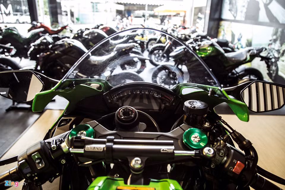 Đội đua Kawasaki và nhà máy Kawasaki ở Nhật Bản có quan hệ đối tác lâu dài và hiệu quả. Dựa trên những công nghệ trên đường đua, hãng xe Nhật áp dụng vào chiếc Ninja ZX-10R mới. Dòng xe này được thử nghiệm bởi hai nhà vô địch thế giới Jonathan Rea và Tom Sykes tại giải SBK.