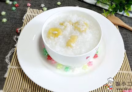 Cháo chuối tiêu có hiệu quả trong việc chống cảm giác nôn nao. Vì vậy, những người say rượu, nên ăn cháo chuối ấm vừa thơm ngon vừa có thể giải rượu hiệu quả. Ảnh: douguo.