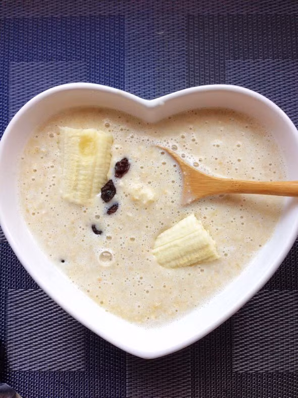 Cách nấu cháo chuối tiêu. Nguyên liệu: 50 - 100g gạo tẻ, 20g chuối tiêu chín, mật ong tùy theo khẩu vị. Ảnh: douguo.