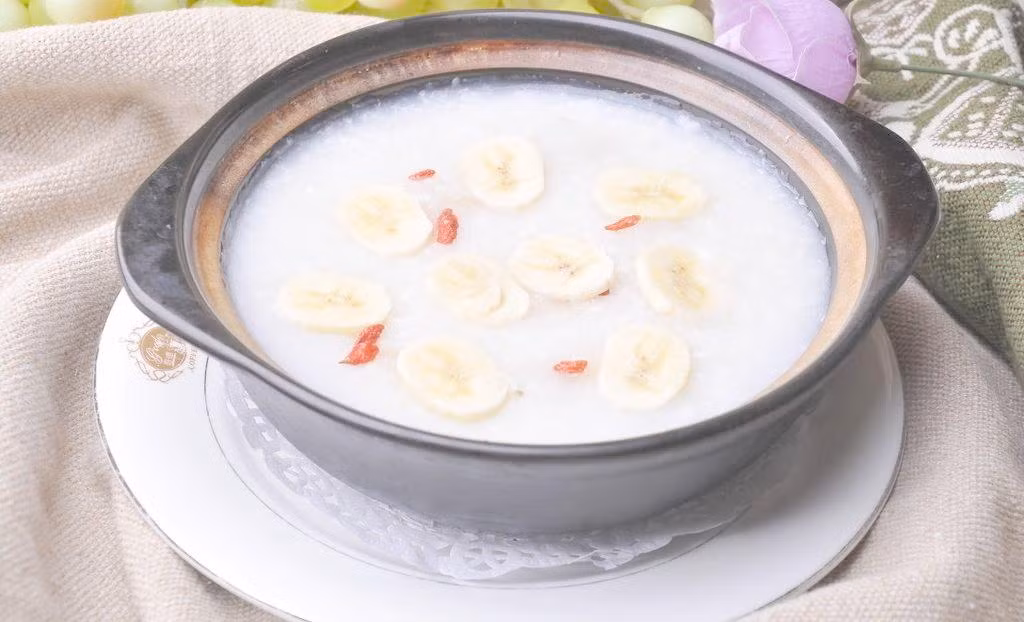 Nguồn kali dồi dào có trong chuối sẽ giúp ức chế natri, hạ huyết áp hiệu quả. Ngoài ra, cháo chuối tiêu còn giúp hỗ trợ giấc ngủ tốt. Ảnh: haodou.