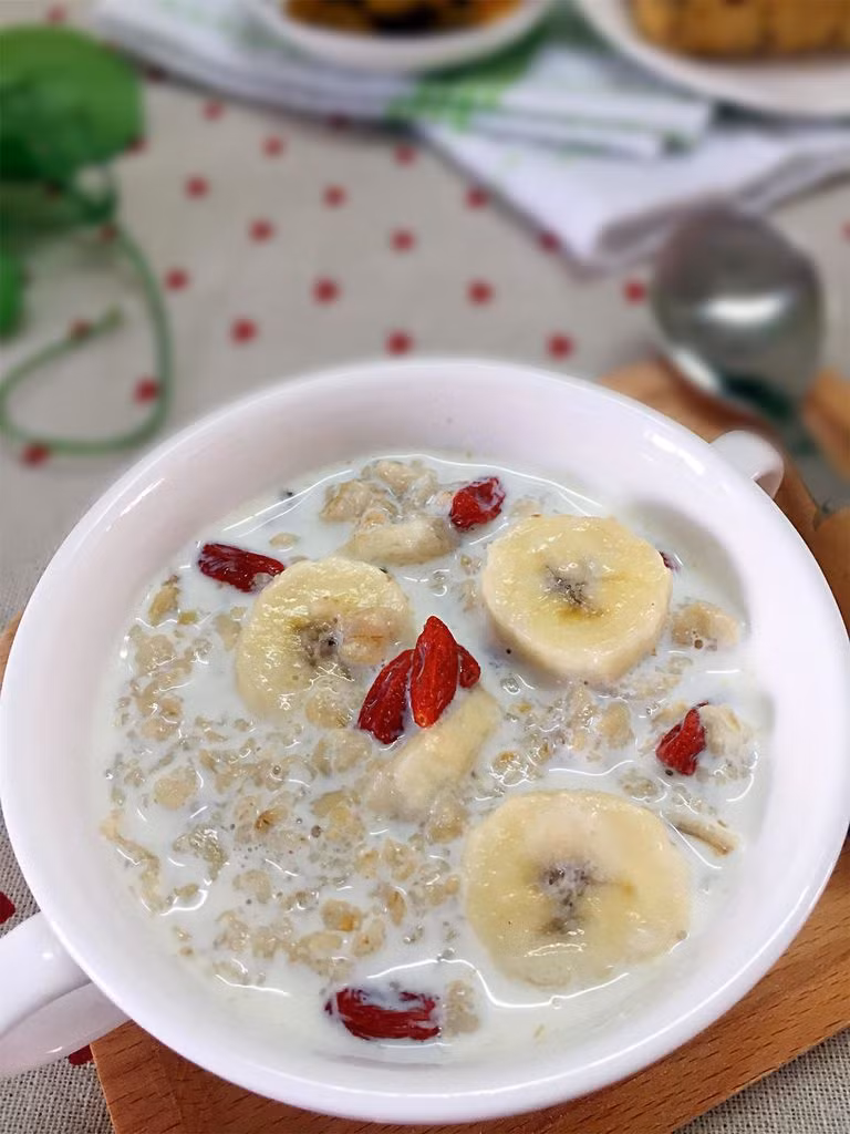 Chuối tiêu có tính hàn, dùng chuối tiêu nấu với cháo có tác dụng thanh nhiệt, giải độc, nhuận phổi nhuận tràng, ngừa ho, tiêu đờm, bổ tỳ vị. Ảnh: yjbys.