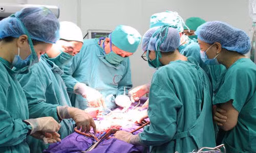 Quang Ninh: Cuu san phu tre hon me sau, ngung tuan hoan nguy kich