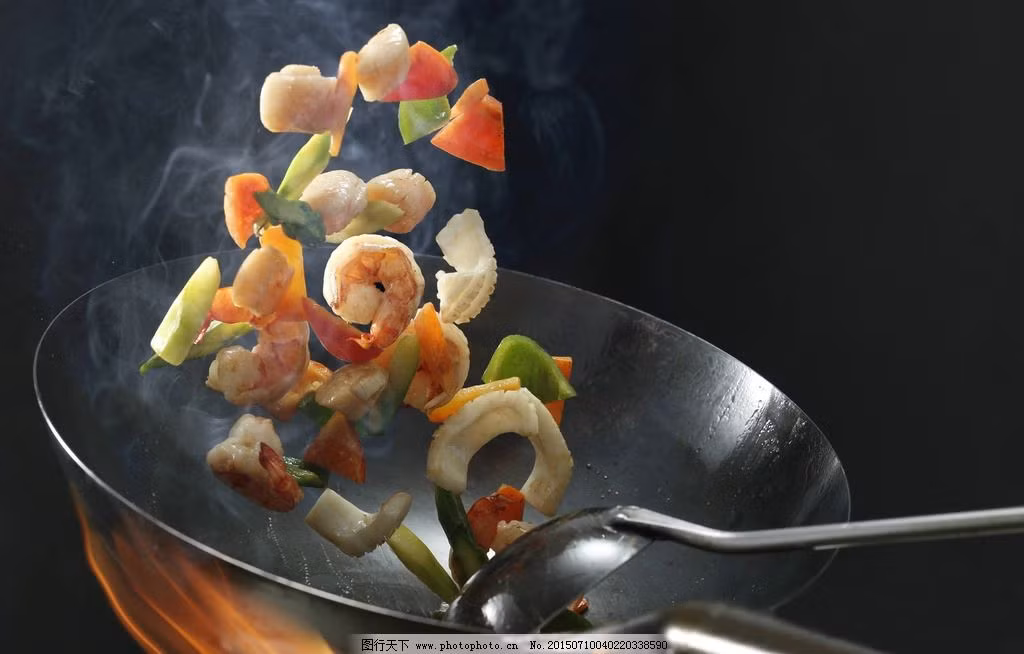 Nguyên nhân khi xào rau chúng ta cần phải sử dụng một lượng dầu ăn nhất định, thậm chí rất nhiều người xào nấu thích cho nhiều dầu mỡ để món ăn vừa hấp dẫn, vừa tăng thêm khẩu vị. Ảnh: photophoto.