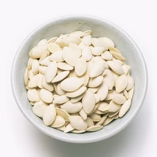 Hạt bí ngô: Một ounce toàn hạt bí ngô rang (khoảng ½ tách) cung cấp 19% nhu cầu hàng ngày của kẽm, một khoáng chất có thể giúp ngăn ngừa da đầu khô. Kết hợp các loại thực phẩm giàu kẽm khác như ngũ cốc, thịt lợn, sữa chua và hạt điều, để giúp bạn đạt đến lượng kẽm cần cho mỗi ngày. Ảnh: SK&amp;ĐS.