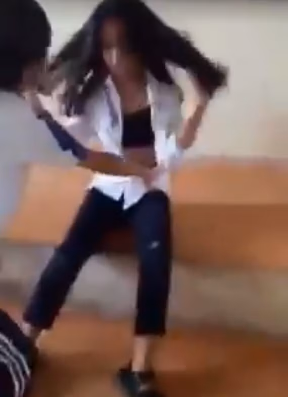 Nu sinh bi ban danh tren buc giang: Se kiem diem nha truong-Hinh-3