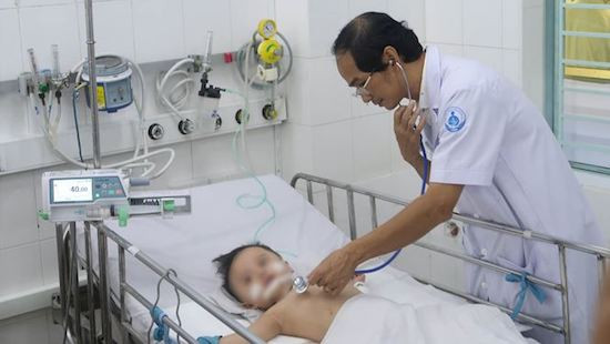 Bệnh nhi đang được điều trị tại khoa Hồi sức tích cực chống độc