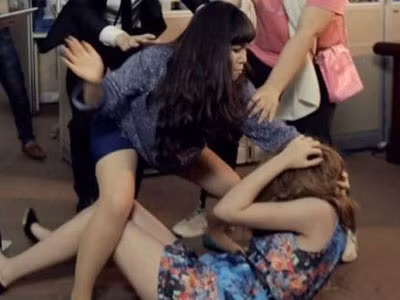 Bi doa kien vi vao nha nghi danh ghen-Hinh-2