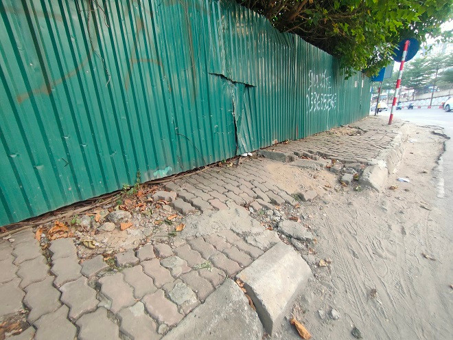 Vỉa hè xung quanh dự án xuống cấp nghiêm trọng. 