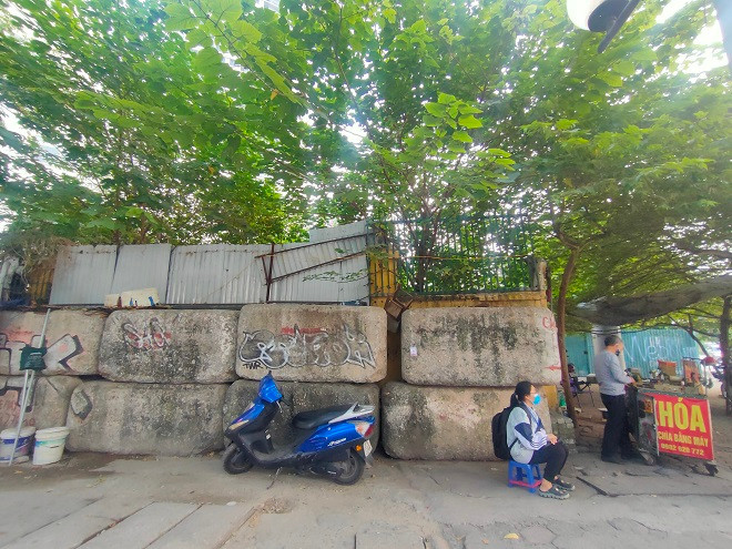 Khu vực trên đường Xuân Thủy, từng là cổng chợ đêm sinh viên hiện đã bị quây tôn, chặn lại bằng các khối bê tông lớn. 