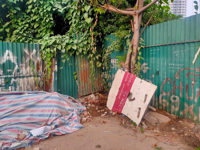 Khu vực xung quanh dự án thành nơi vứt rác, phóng uế. 