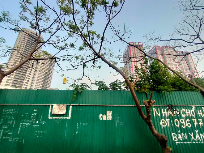 Khu đất dự án quây tôn cạnh những tòa nhà cao tầng khác. 