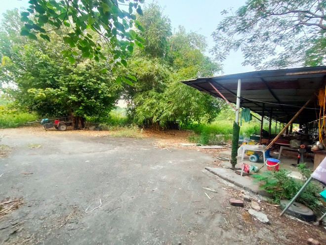 Bên trong dự án thành nơi chứa đồ. 