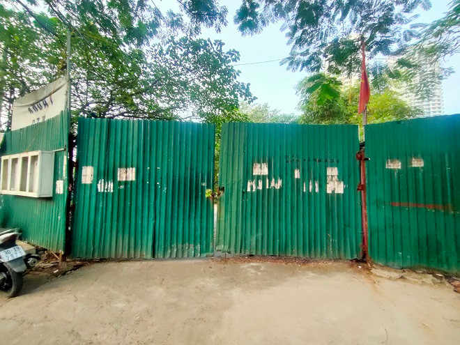 Cổng vào dự án khóa trái. 