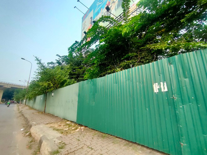 Theo tìm hiểu, khu đất rộng 2,5ha của dự án Tòa nhà hỗn hợp Constrexim Complex nằm ở nút giao Mai Dịch với 3 mặt tiền là đường vành đai 3 (Phạm Hùng), Xuân Thủy và Trần Quốc Vượng thuộc lô đất A1-2 của Khu đô thị Cầu Giấy. Dự án này do Tổng công ty CP Đầu tư Xây dựng và Thương mại Việt Nam (CTX Holdings) làm chủ đầu tư. 