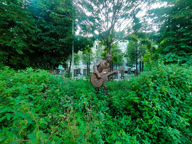 Cỏ dại mọc um tùm cao ngang thân các bức tượng tại công viên. 