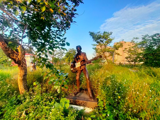 Mỗi bức tượng tại đây lại thể hiện cho nghệ sĩ chơi các loại nhạc cụ khác nhau. 