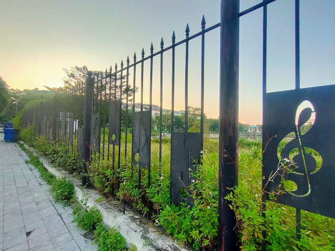 Phần hàng rào cũng được tạo hình thành những nốt nhạc bao quanh công viên. 