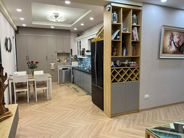 Không gian phòng bếp của gia đình được nối liền với phòng khách.