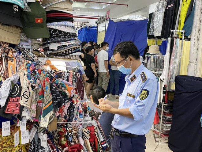 Saigon Square: Tieu thuong don hang, dong cua de ne doan kiem tra