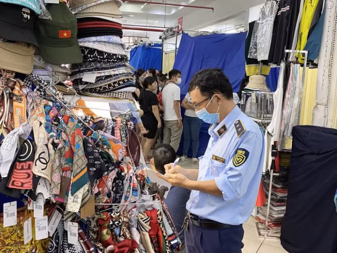 Saigon Square: Tieu thuong don hang, dong cua de ne doan kiem tra