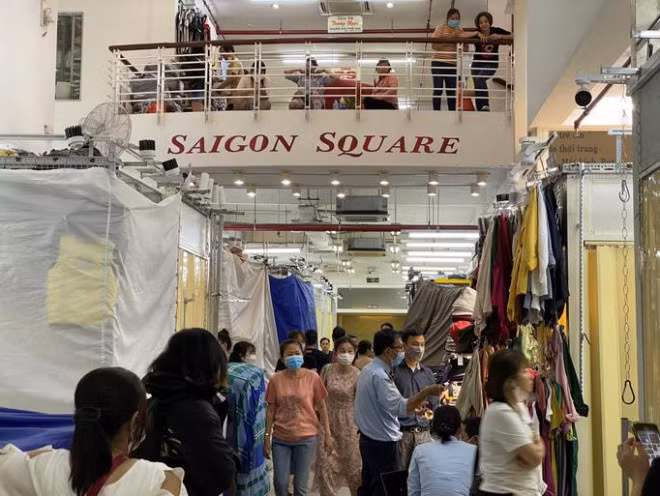 Saigon Square: Tieu thuong don hang, dong cua de ne doan kiem tra-Hinh-2