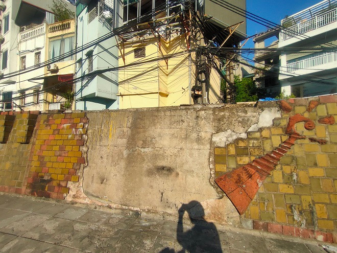 Tình trạng nứt vỡ, bong tróc… làm lộ rõ tường bê tông bên trong, hay những vết nứt kết cấu ngang dọc kéo dài tại nhiều vị trí trên bức tranh gốm. 