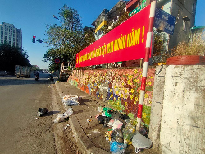 Bức tranh "Gốm mai vàng chào Xuân" bị vấy bẩn bởi điểm xả rác tự phát. 