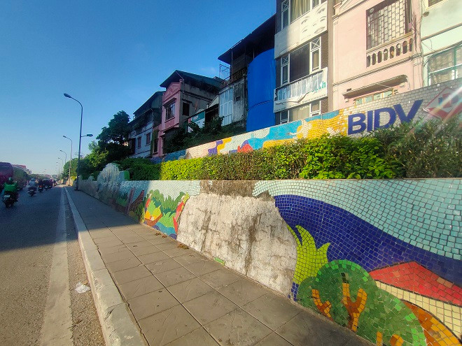 Con đường gốm sứ đã nhận được giải thưởng “Bùi Xuân Phái vì tình yêu Hà Nội” năm 2008 và đạt kỷ lục Guinness thế giới về bức tranh gốm dài nhất thế giới. Nhiều năm qua, công trình này liên tục xuống cấp, sau đó đã được cơ quan chức năng tiến hành trùng tu, cải tạo.