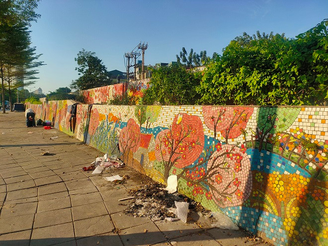 Những hình ảnh bong tróc, nứt vỡ, ố bẩn, tập kết rác... trên tuyến đường gốm sứ này không chỉ gây mất mỹ quan đô thị, mà còn khiến bất cứ người dân hoặc du khách nào đi qua cũng không khỏi tiếc nuối cho một công trình nghệ thuật.