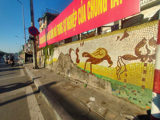 Mỗi đoạn tường tại đây đều có nội dung, ý nghĩa riêng, tạo thành "dòng chảy" xuyên suốt bức tranh gốm. Nhưng khi bị bong tróc, đứt gãy... con đường đã không còn dáng vẻ ban đầu.