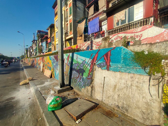 Những hình ảnh bong tróc, nứt vỡ, ố bẩn, tập kết rác... trên tuyến đường gốm sứ này không chỉ gây mất mỹ quan đô thị, mà còn khiến bất cứ người dân hoặc du khách nào đi qua cũng không khỏi tiếc nuối cho một công trình nghệ thuật. 