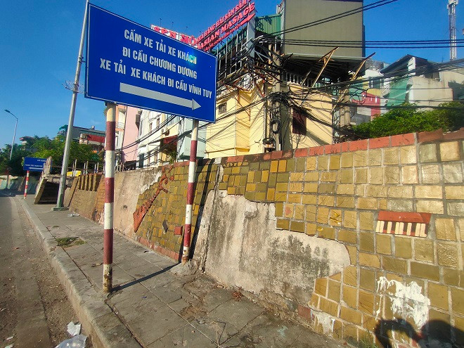 Tuy nhiên, đến nay dù đã được nhiều lần duy tu, chỉnh trang, các mảnh gốm ở nhiều vị trí trên con đường này lại tiếp tục bị bong tróc nham nhở, nứt vỡ kéo dài. 