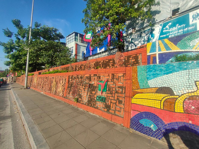 Tuyến đường gốm sứ chính là bức tranh gốm đa dạng mang dấu ấn của 3 làng gốm Bát Tràng, Chu Đậu, Phù Lãng. Toàn bộ công trình được ghép bằng 27 đoạn tranh gốm nối tiếp nhau theo nhiều chủ đề và các họa tiết hoa văn theo dòng chảy lịch sử từ Đông Sơn qua Lý - Trần - Lê - Nguyễn và do 20 nghệ sỹ Việt Nam, 15 nghệ sỹ quốc tế, 50 sinh viên các trường mỹ thuật, cùng 100 nghệ nhân, thợ thủ công thực hiện. 