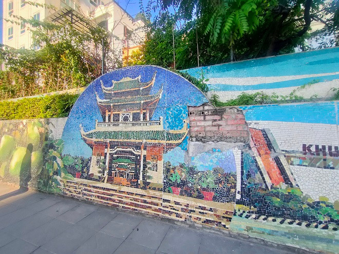 Các tác phẩm nghệ thuật nhìn rất nham nhở vì bị bong tróc nhiều mảng ghép.