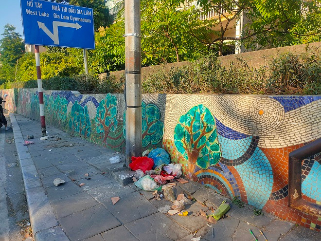 Thêm điểm xả rác bừa bãi trên tuyến đường, khiến du khách ngao ngán khi chứng kiến. 