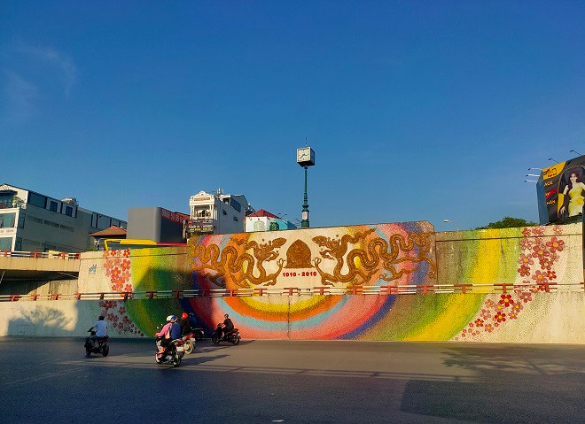 Điểm nhấn của tuyến đường gốm sứ tại vòng xoay cầu Chương Dương trở thành biểu tượng không gian văn hóa, điểm đến hấp dẫn trong bản đồ du lịch của Thủ đô. 