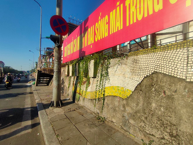 Một đoạn bức tranh gốm bị bong tróc kéo dài cả chục mét. 