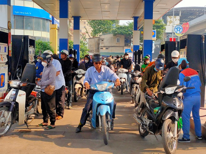 Ha Noi: Khong de thieu xang dau, xu ly nan ban xang dau chai-Hinh-6