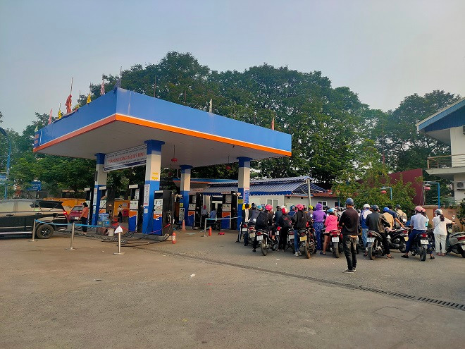 Ha Noi: Khong de thieu xang dau, xu ly nan ban xang dau chai-Hinh-4