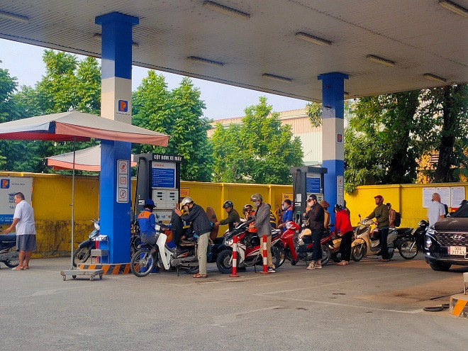 Ha Noi: Khong de thieu xang dau, xu ly nan ban xang dau chai-Hinh-9