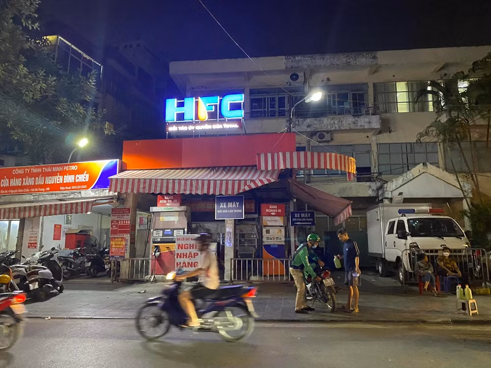 Ha Noi: Khong de thieu xang dau, xu ly nan ban xang dau chai-Hinh-10