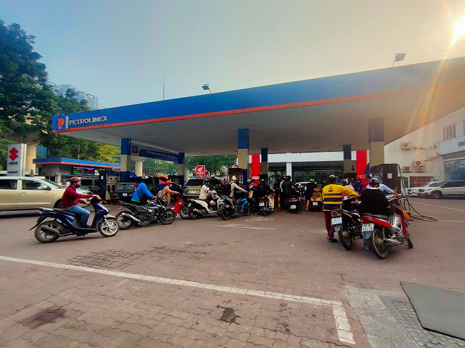 Ha Noi: Khong de thieu xang dau, xu ly nan ban xang dau chai-Hinh-5