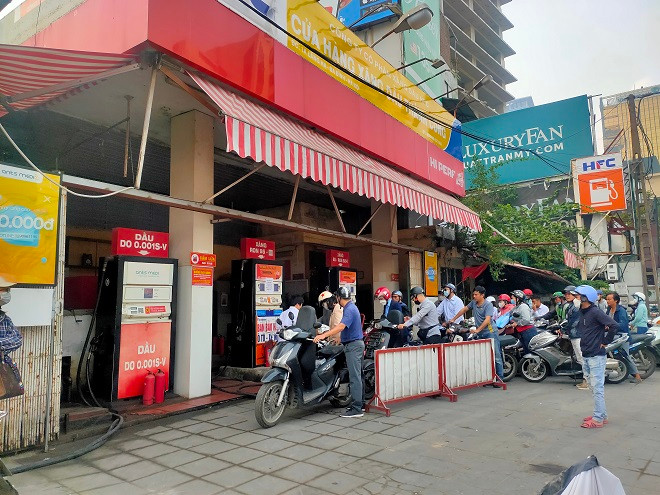 Ha Noi: Khong de thieu xang dau, xu ly nan ban xang dau chai-Hinh-8